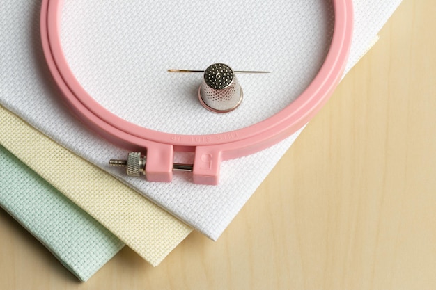 haftowaną nitką ozdobiona tkanina